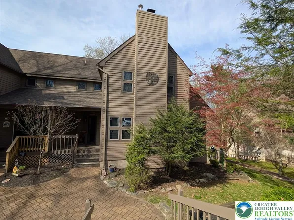 110 Woodmont Cir, Greentown, PA 18426