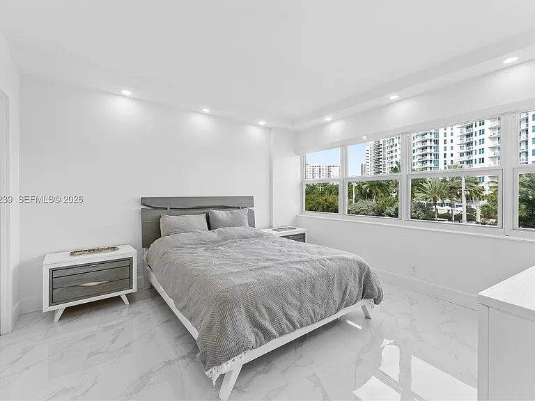 3250 NE 28th St #403 — Photo 8