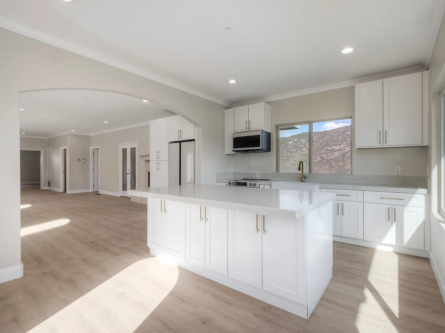 2 bed, 2.5 bath, 2100 sqft, $6,250 — Photo 4