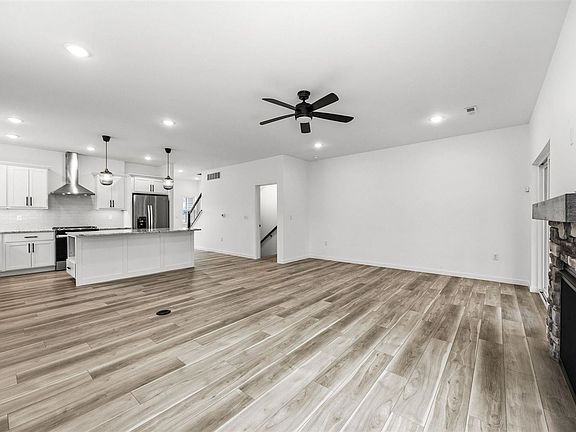 5th image of 458 Cherry Ave