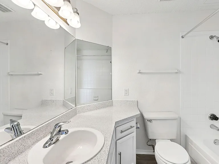 Oaks White Rock — Photo 23