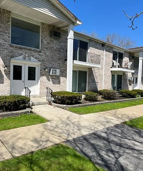 Meadowlawn Apartments — Photo 2