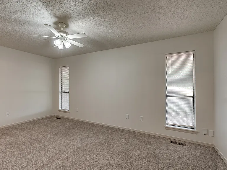 9027 N Rockwell Dr — Photo 25