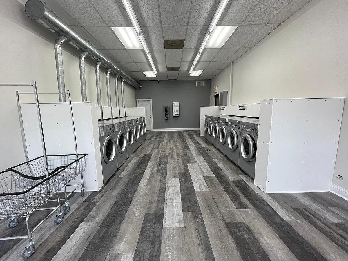 Laundry Room - 4552 N Clark Street