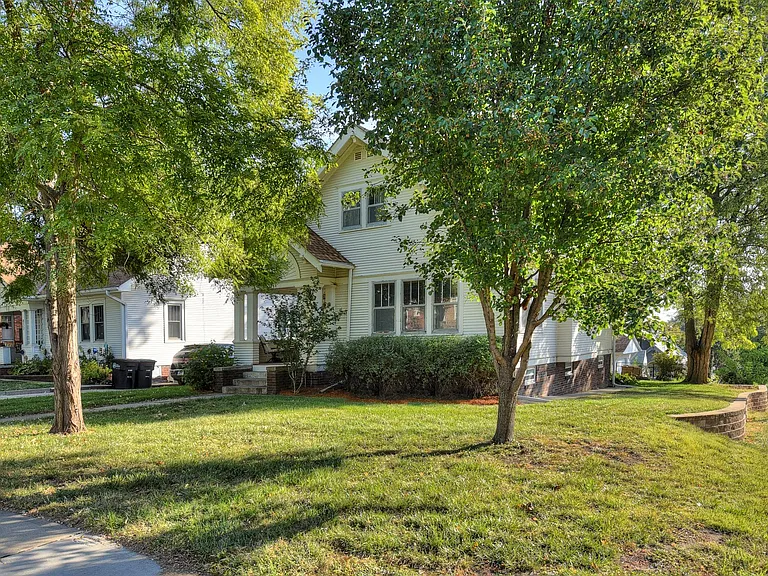 863 S 52nd St — Photo 37