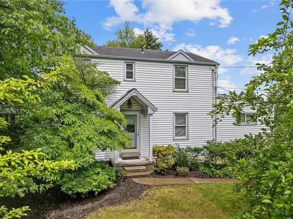 221 Springer Dr, Coraopolis, PA 15108