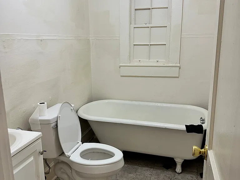 409 Moffett St #3 — Photo 2
