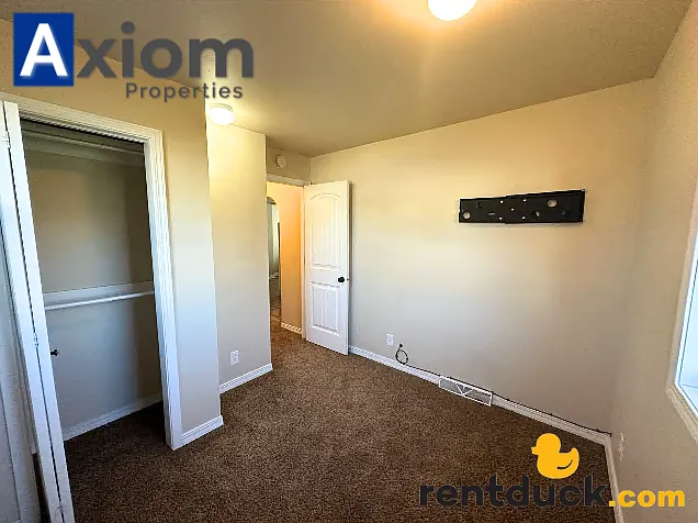 3 bedroom 1 bathroom home with large fenced yard! — Photo 16