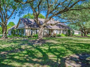 1 Colony Dr, Angleton, TX 77515