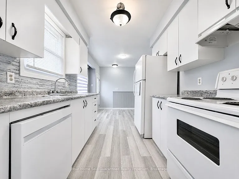 37 Mayfair Dr — Photo 2