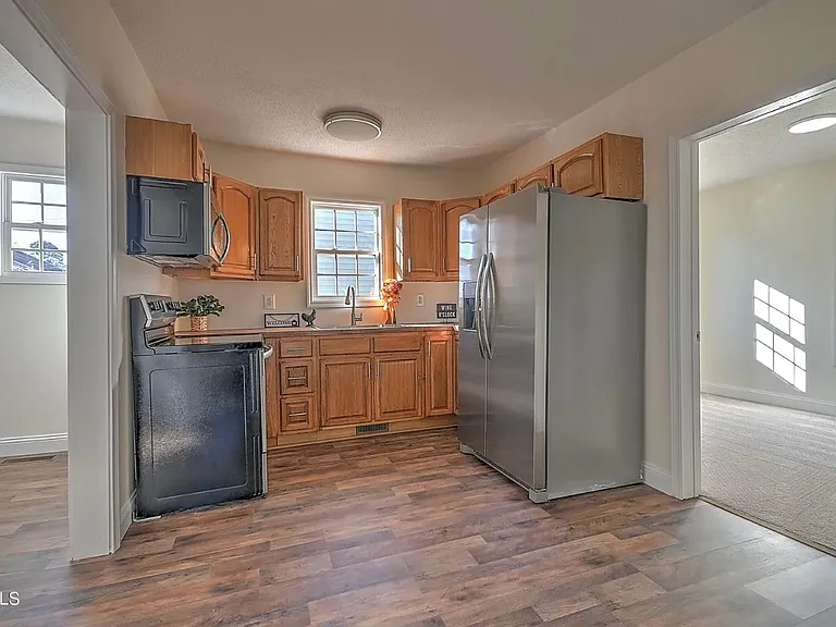 1107 Miller St — Photo 3