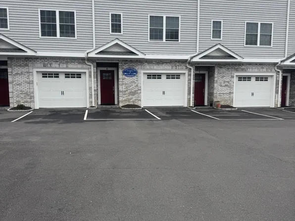 2 Beacon Sq #5, Fairfield, CT 06825