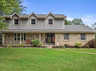 S74W32624 Woodsedge Dr, Mukwonago, WI 53149