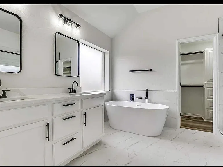 Primary Bath (2nd Floor), 10' x 10'