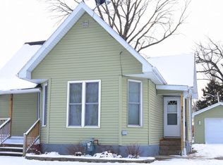 813 E Fayette St, Manchester, IA 52057