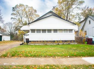 6838 Braun St, Center Line, MI 48015