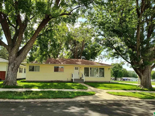 245 N 7th Ave, Sheldon, IA 51201