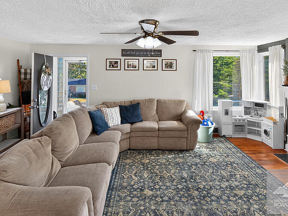 5th image of 421 Monterey Hl