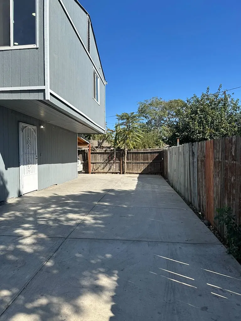 5 bed, 1500 sqft, $2,650 — Photo 3