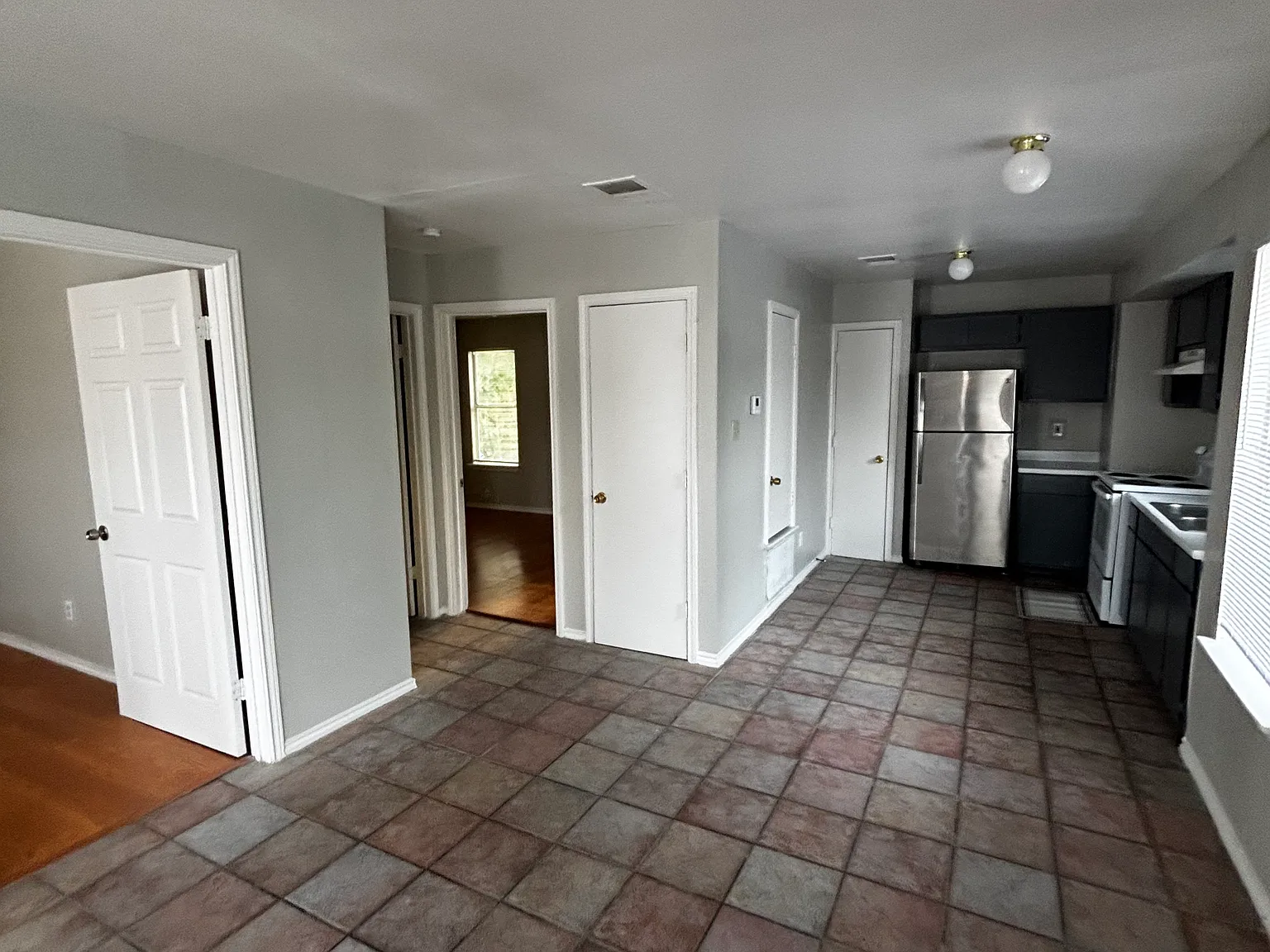 2 bed, 700 sqft, $1,300 — Photo 4
