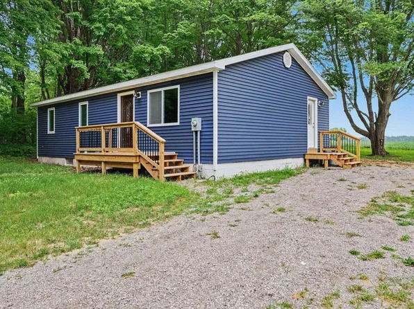 1051 Circle Dr, Lake Isabella, MI 48893