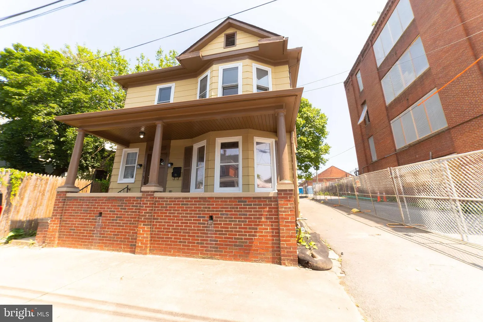 208 Porter Ave photo 1