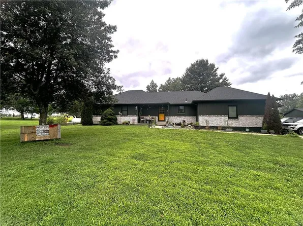 20300 S Beth Lee Dr, Peculiar, MO 64078