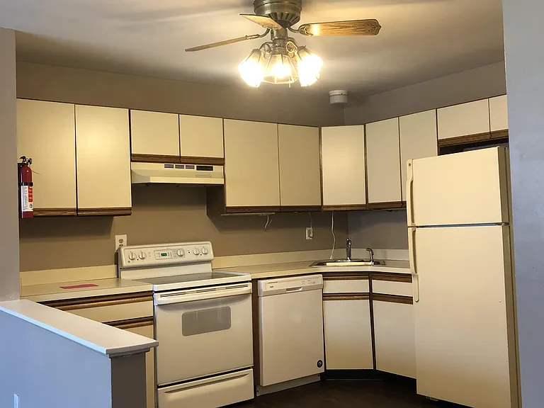 124 Pickwick Pl #1 — Photo 9