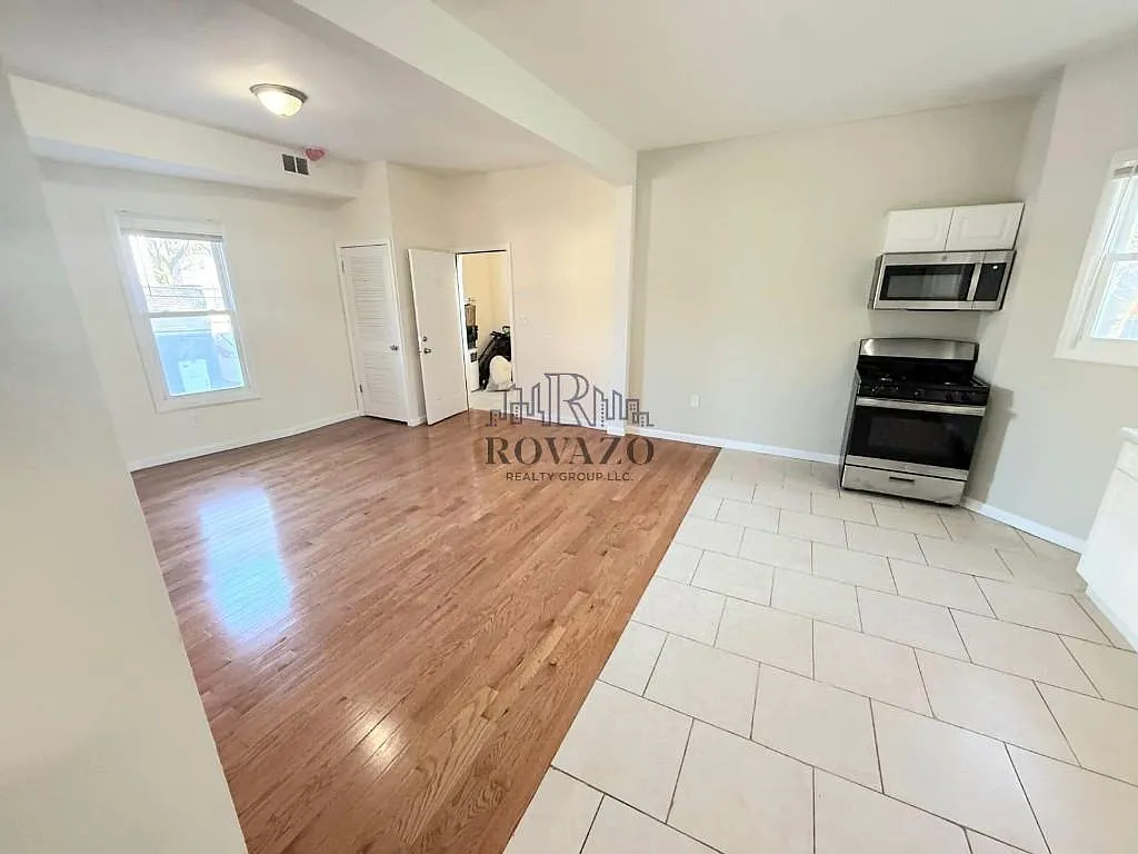 Building Photo - 826 S 15th St #3RA