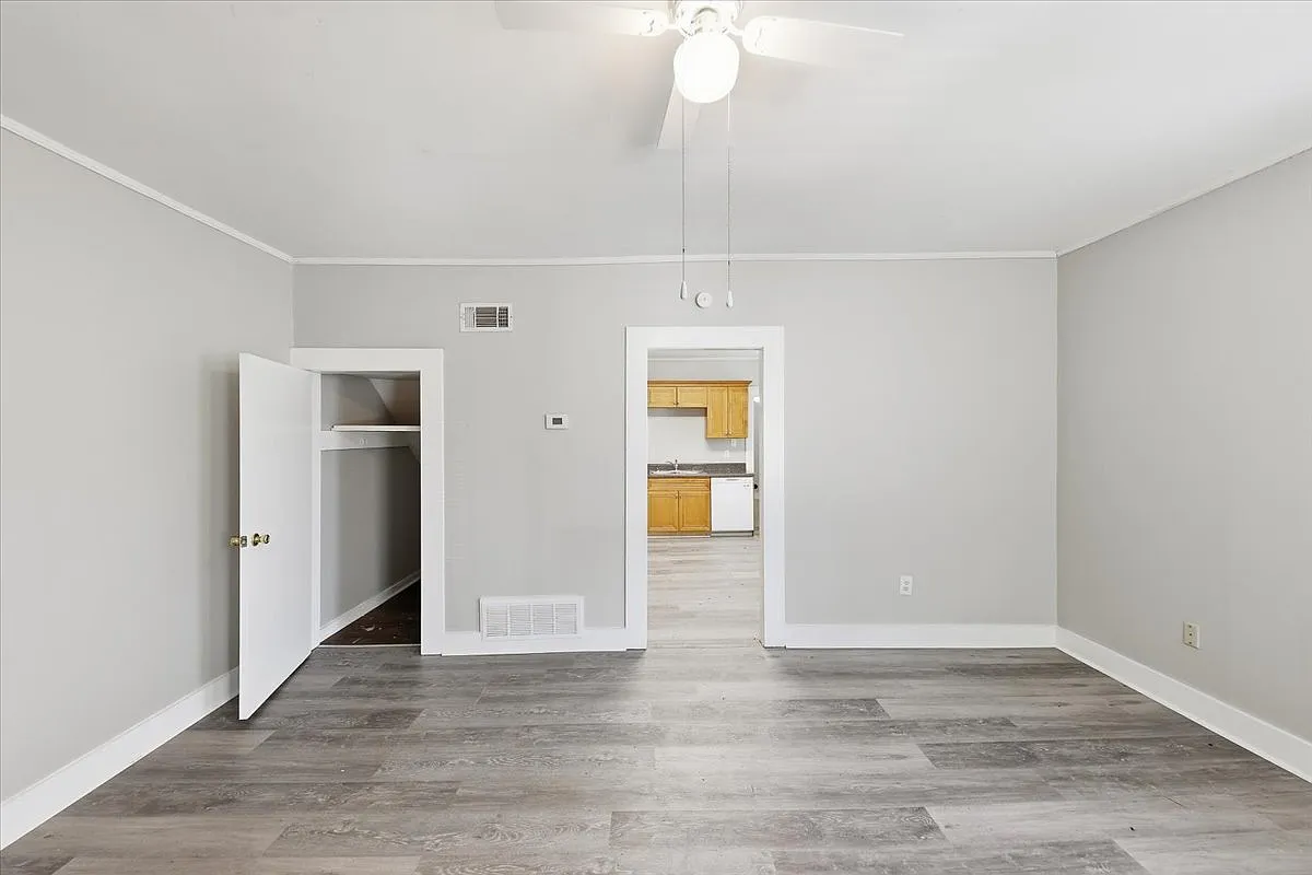 2 bed, 1100 sqft, $1,200 — Photo 2