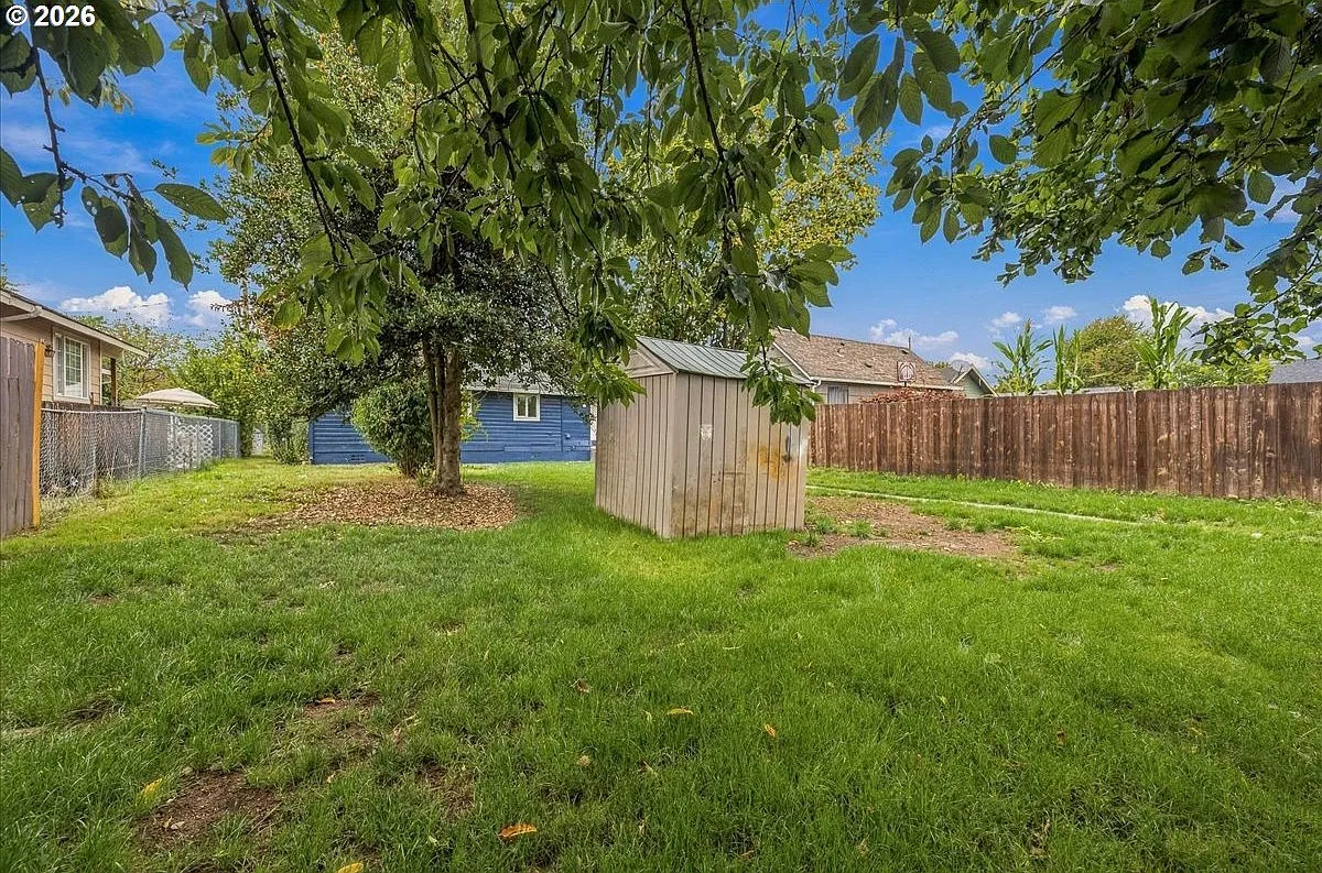 3 bed, 816 sqft, $1,700 — Photo 2