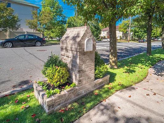 Sold by PRENDAMANO REAL ESTATE | media 42