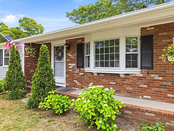2nd image of 90 Castlewood Cir