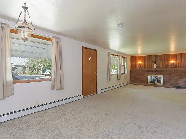 2408 Lake Dr — Photo 8