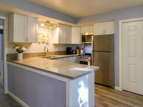 2nd image of 2021 Ocean Park Blvd #2