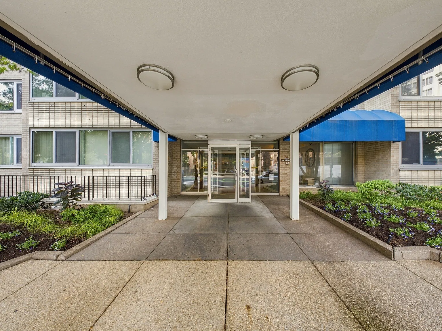 2 bed, 1.5 bath, 918 sqft, $3,995 — Photo 3