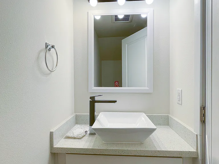 Iris Apartments — Photo 12