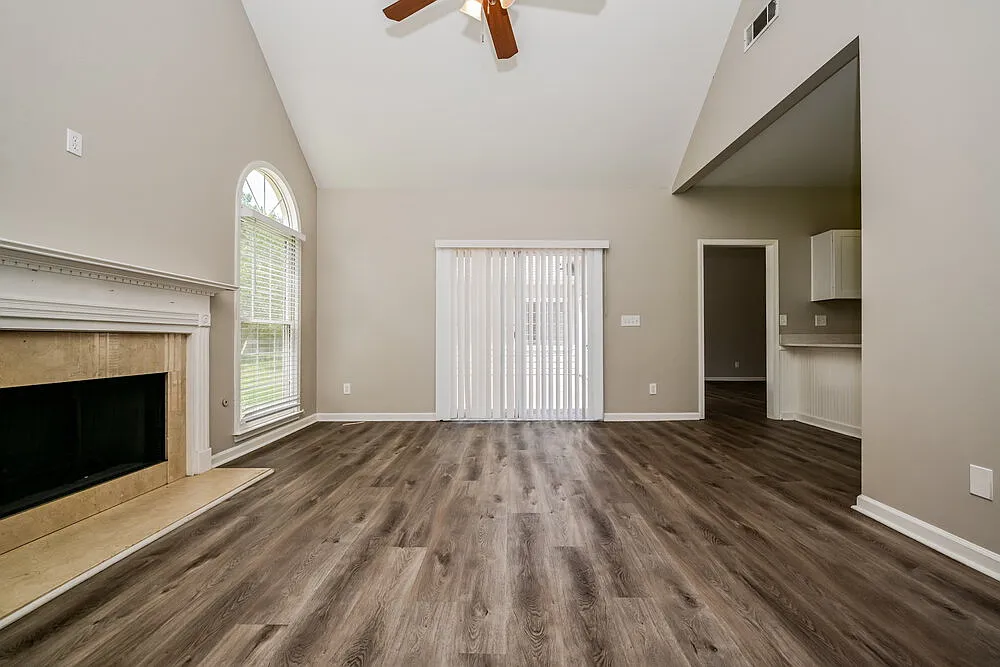 3 bed, 3.0 bath, 2421 sqft, $2,390 — Photo 4