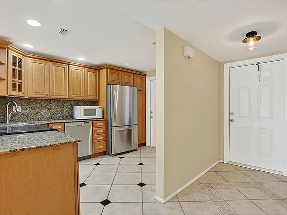 4th image of 3050 NE 16th Avenue #107