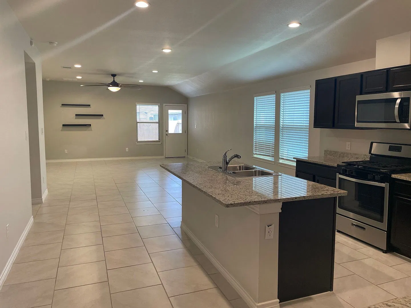 New Flour Bluff rental only $2200-ASAP Move-in — Photo 3