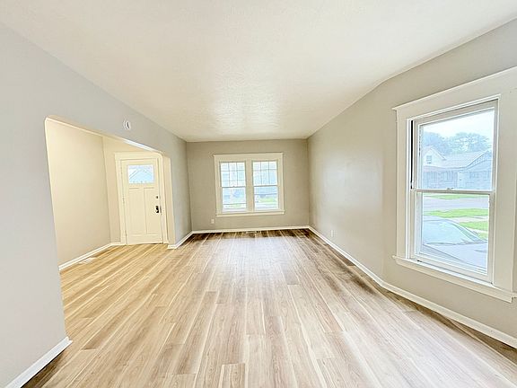 5th image of 641 Church St