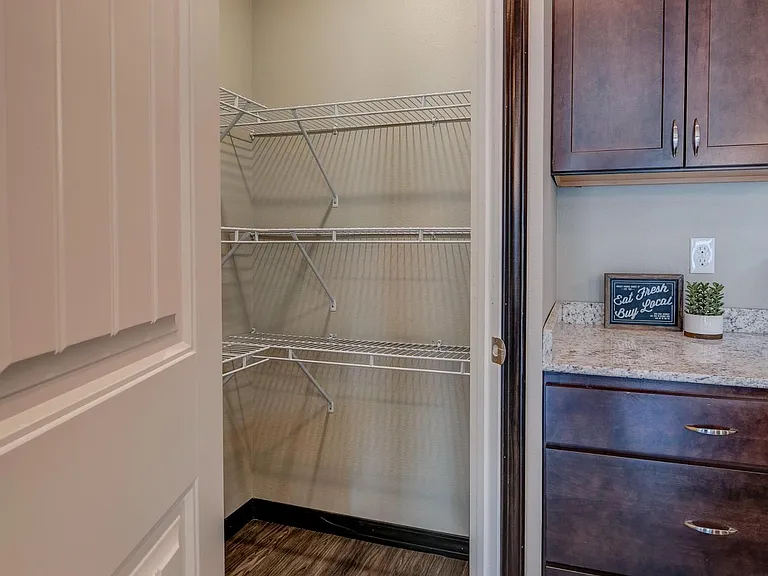 127 E Buchanan Rd — Photo 11