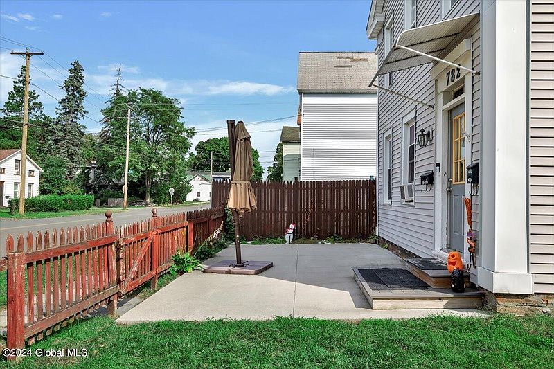 4th image of 782 3rd Avenue
