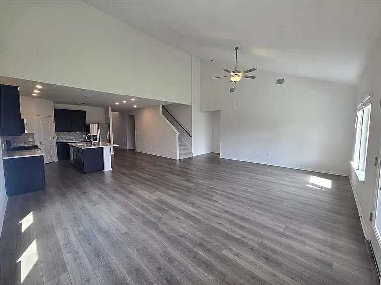715 Universal Dr — Photo 11
