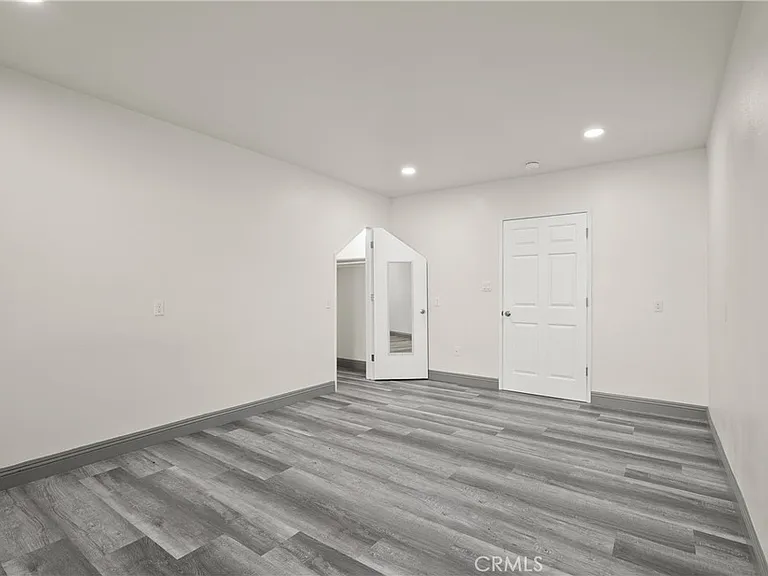 14335 Hamlin St — Photo 19