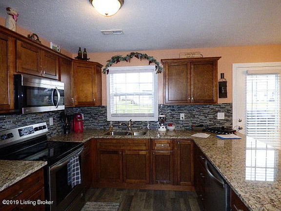 3rd image of 190 Eagle Feather St