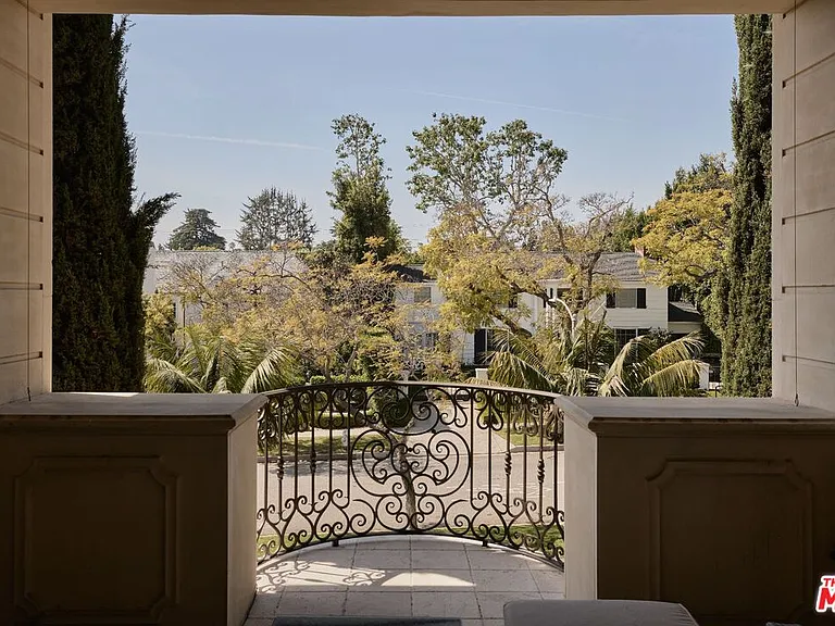 614 N Palm Dr — Photo 19