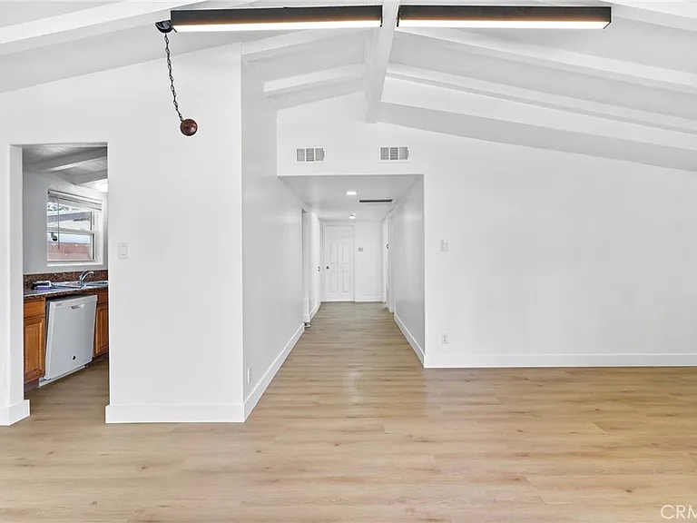 20321 Hamlin St — Photo 11