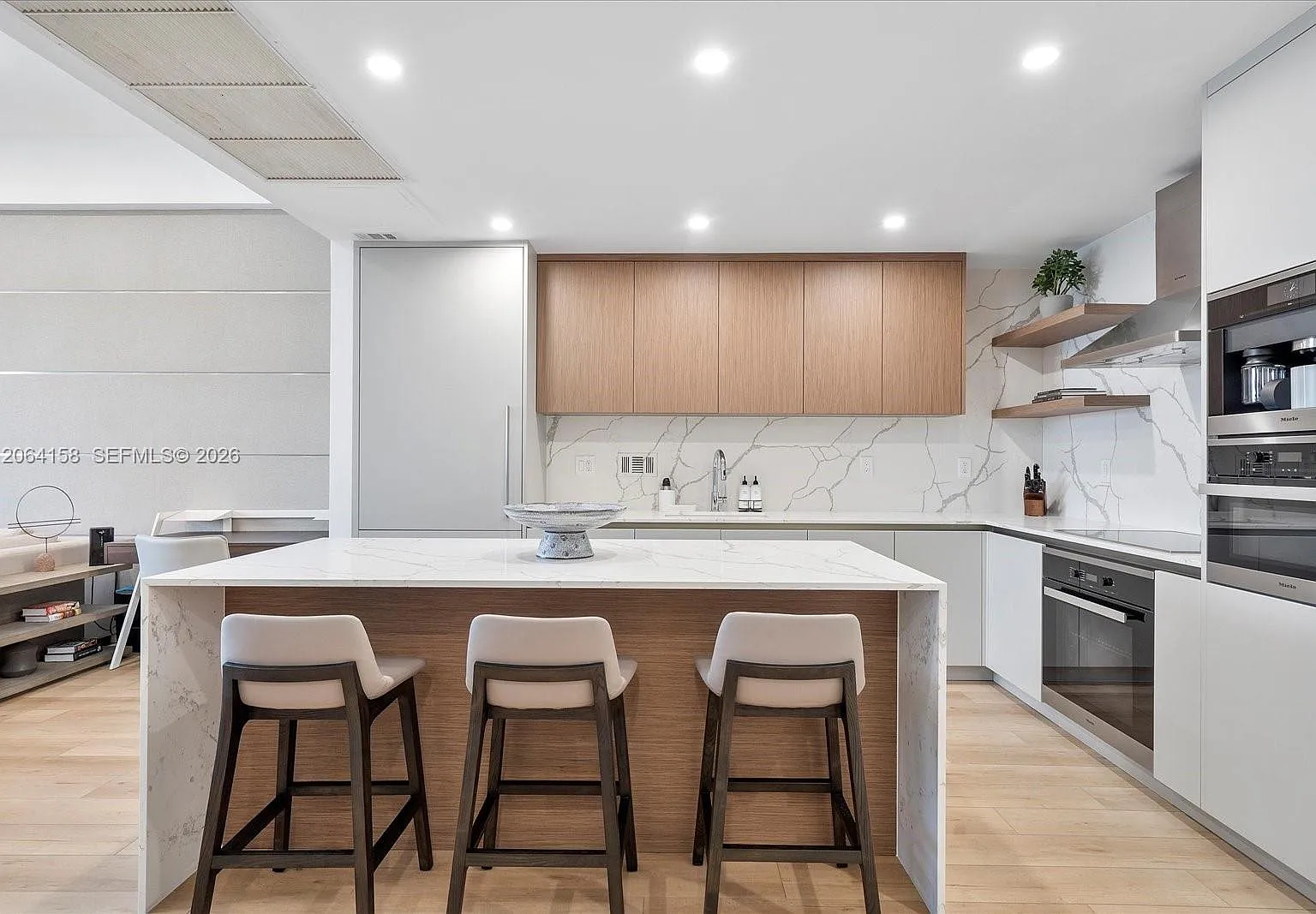 Roney Palace Condo — Photo 3