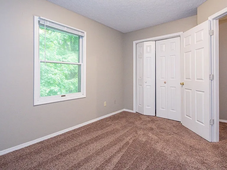 Beautiful and Spacious Townhomes near IU Campus — Photo 7
